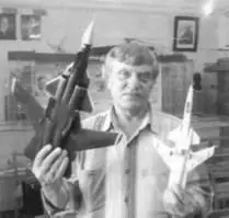 Начальник ОНТИ ЦАГИ Виктор Беляев демонстрирует модели самолетов Су 47 и Х29 - фото 80