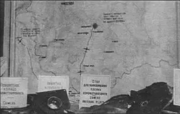 Обломки фотоаппарата U2 и схема его полета на выставке в Москве в 1960 г 2 - фото 30