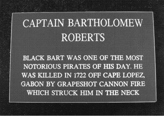 Памятная табличка в честь Бартоломью Робертса текст возносит его заслуги как - фото 18