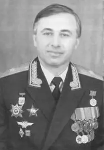 Генерапмайор СС Осканов Памятник погибшим летчикам установленный у здания - фото 51