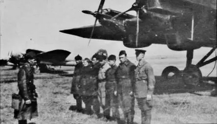 Командир бомбардировщика ТВ3 Лазарев дает предпетные указания экипажу 1940 г - фото 7