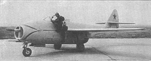 Летчикиспытатель АНГрипчик у истребителя И300 Ф В 1941 г производство - фото 5