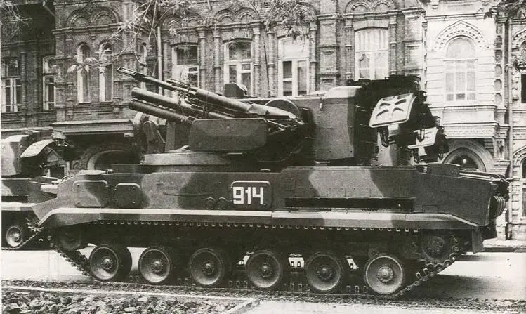 Тунгуска перед парадом в Самаре 9 мая 1995 года Колонка РЛС обнаружения в - фото 53