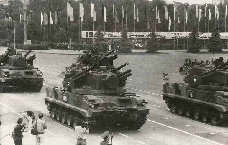 На марше ракетнопушеч ные комплексы 2С6М Тунгуска гСамара 9 мая 1995 - фото 59