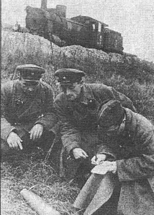 Саперы под руководством военинженера III ранга МАМаксимова осматривают - фото 12