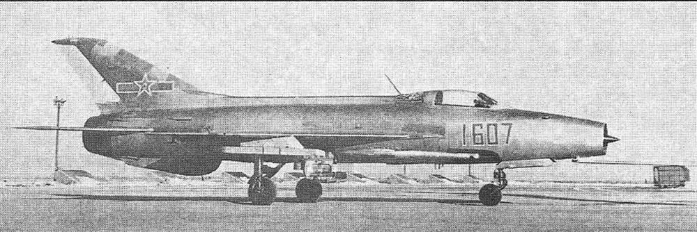 Первый опытный китайский F7 полетел 17 января 1966 г F7I в авиационном - фото 45