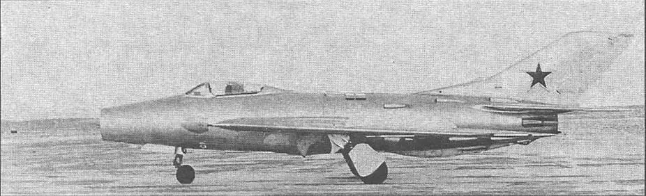 На трех фотографиях СМ121 На самолете также установили гидроусилители с - фото 34