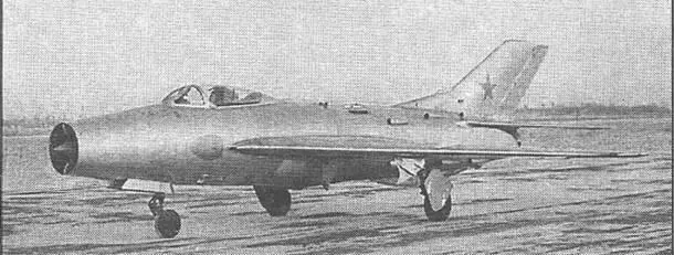 На трех фотографиях СМ121 На самолете также установили гидроусилители с - фото 35