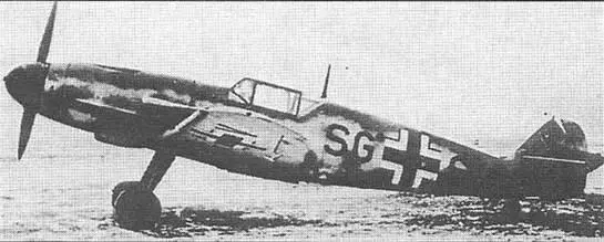 Один из первых серийных Bf 109F1 самолет Вернера Мельдерса октябрь 1940 г - фото 108