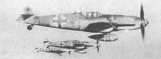 В воздухе звено из состава JG 53 конец 1943 г район гВена Красные полосы - фото 145