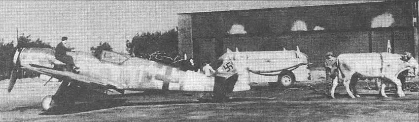 Топливный паралич лета 1944 г буксировка Bf I09G14AS из состава JG 300 - фото 154