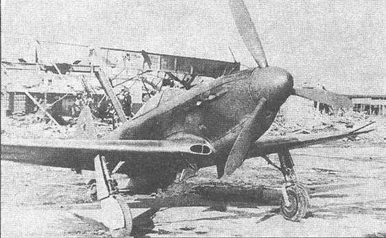 Истребитель Як3 ни одном из аэродромов Берлина 1945 г Сборка истребителей - фото 62