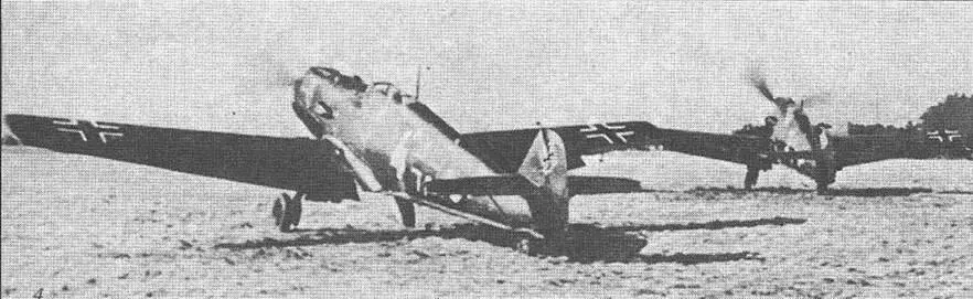 На взлете Bf 109Е1 из состава истребительной эскадры JG20 период битвы за - фото 97