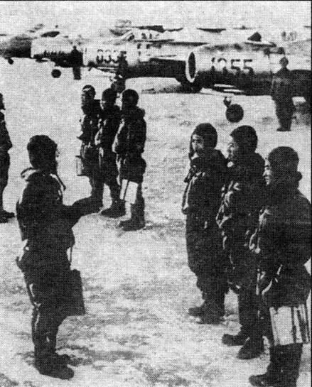 Пилоты OB А получают боевое задание Война в Корее 195053 гг 5ID Мустанги - фото 23