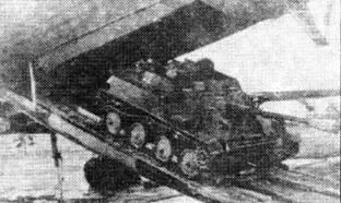 Выгрузка авиадесантной самоходной установки АСУ57 из самолета Ту107 - фото 68