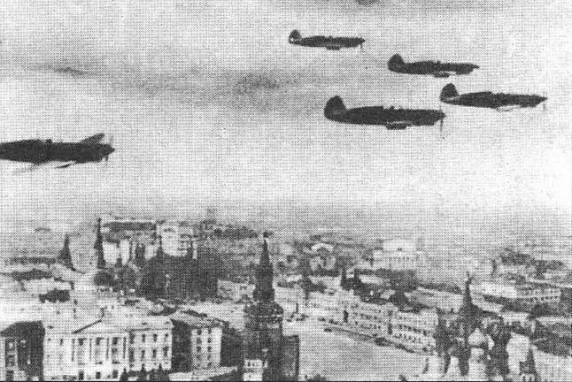 Яки над Красной площадью но это не парад а боевое дежурство 1941 г - фото 11