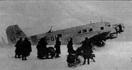 Транспортный Юнкере Ju 52 работающий на снабжении Сталинградского котла - фото 15