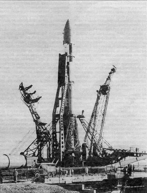 Установка на старт ракетоносителя Восход созданные на базе МБР Р7 - фото 60