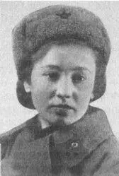 Переводчица 312го полка Тимофеева ЛП 1943 г Тут лейтенант присмотрелся к - фото 2
