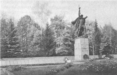 Холм Воинский мемориал 19411945 гг Пять тысяч имен Со временем до них - фото 22