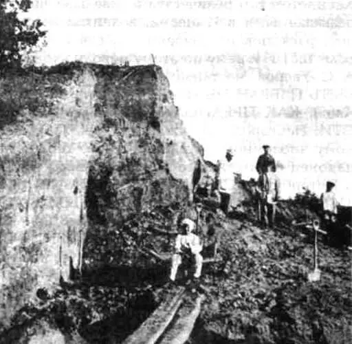 Рис 94 Раскопки С И Сергеева гнездовских курганов Взято из 45 с 51 - фото 541
