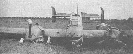 А этот ночной истребитель Bf 110F2 напоролся на очередь хвостового стрелка - фото 102