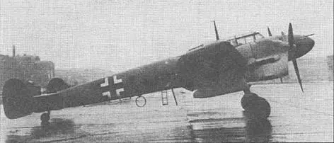 Этот Bf 110C1 был оснащен под гондольными радиаторами системы охлаждения - фото 43
