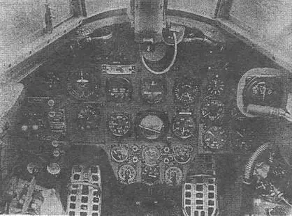 На этих трех снимках кабина пилота Bf 110 сверху приборная панель справа - фото 50