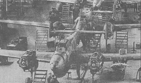 Bf 110DJRJ с подфюзеляжным топливным баком на сборочной линии вместе с Bf - фото 79