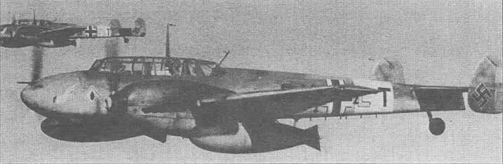 Bf 110D3 из состава ZG 26 над Средиземным морем лето 1941 г Под крылом - фото 87