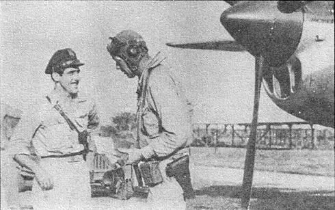 Чарльз Линдберг беседует с мойором Мокгвоиром Летом 1944 г 5е и 13е ВВС были - фото 86