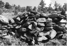 Фрагмент искусственной каменной кладки С северной стороны мыса на земле - фото 289
