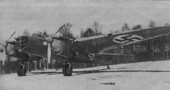 СБ2 захваченный во время Зимней войны весна 1940 г Экипаж СБ2 празднует - фото 58