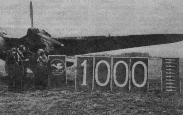 Экипаж СБ2 празднует 1000й боевой вылет в составе эскадрильи LeLv б Хаукер - фото 59