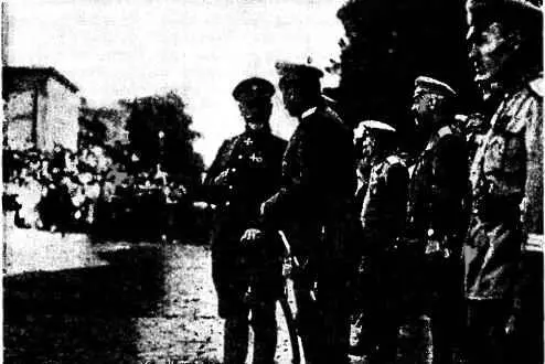 АИ Деникин беседует с генералом АЛ Богаевским РостовнаДону 1919 год - фото 41