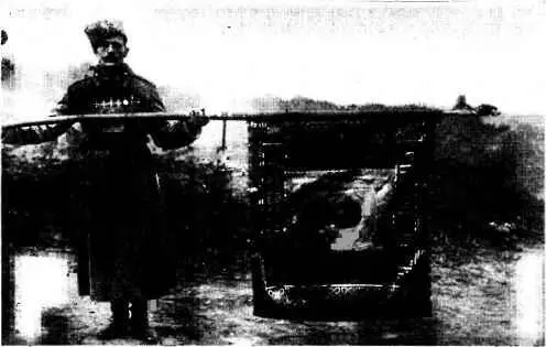 Подпрапорщик ЛейбГвардии Финляндского полка Савчук со знаменем полка 1916 год - фото 116