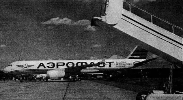 Ту204 Погрузка осуществляется через грузовой люк размером 485 х 287 м с - фото 23