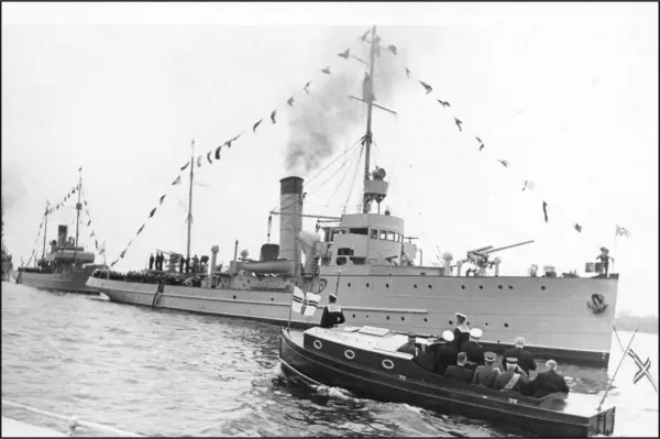 Президент Латвии принимает парад военных кораблей Фото 1930х годов - фото 48