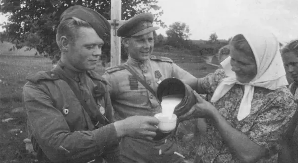 Латышская крестьянка и бойцы Красной армии 1944 г Советские солдаты и мирное - фото 55