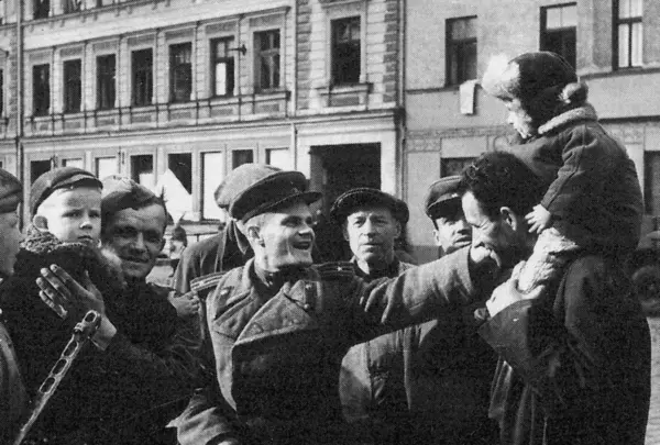 Советские солдаты и мирное население на улицах Риги Октябрь 1944 г Караул - фото 56