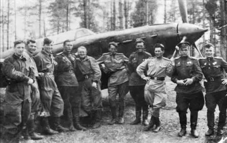 Летчики 402го иап Начальник штаба полка Г Ш Шайморданов В тот день летчики - фото 19