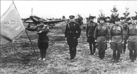 Вручение полку Боевого Знамени Слева направо А Рубахин Ј Савицкий А - фото 21