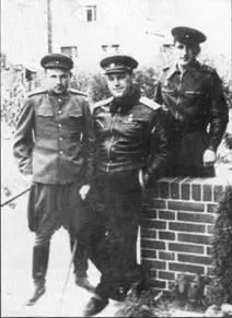 В центре генералмайор ЕЯ Савицкий 1945 г В одном из вылетов на разведку - фото 22