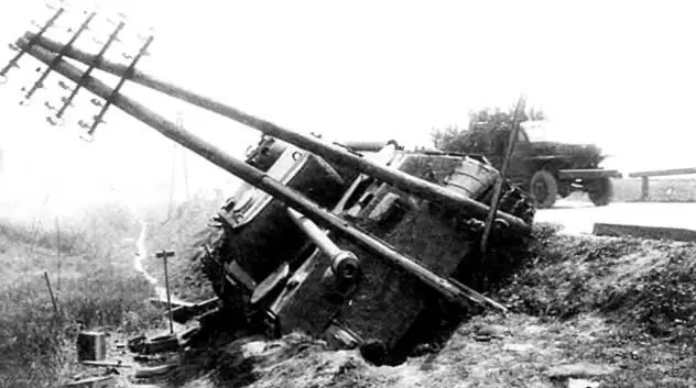 Пантера варианта А подорвавшаяся на мине 1й Украинский фронт 1944 год - фото 107