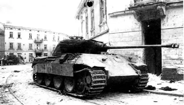 Пантера варианта А подбитая на улице Львова Июль 1944 года - фото 108