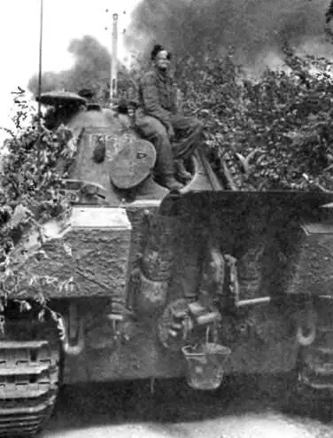 Член экипажа танка Ausf С ведет наблюдение за воздухом Нормандия июнь 1944 - фото 119