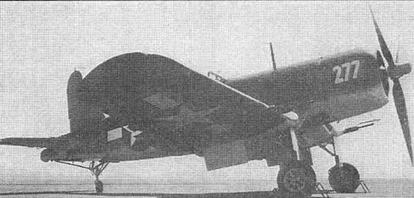 F4U1C Корсар вооруженный четырьмя 20мм пушками F4U1D оттаскивается на - фото 55