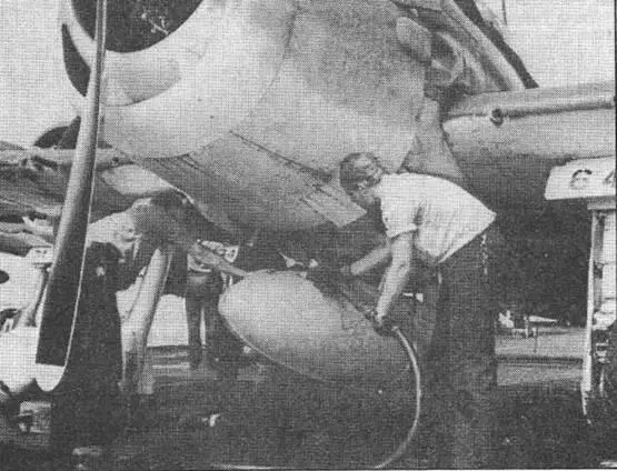 Обслуживающий персонал заправляет баки F6F3 жнецов На палубу Энтерпрайза - фото 74