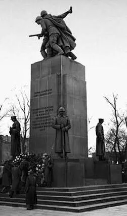 В Варшаве решается судьба памятника польскосоветскому боевому братству - фото 2
