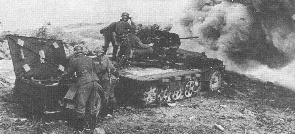 Расчет 2см зенитной пушки Flak 30 поддерживает атаку пехоты 2см зенитная - фото 93